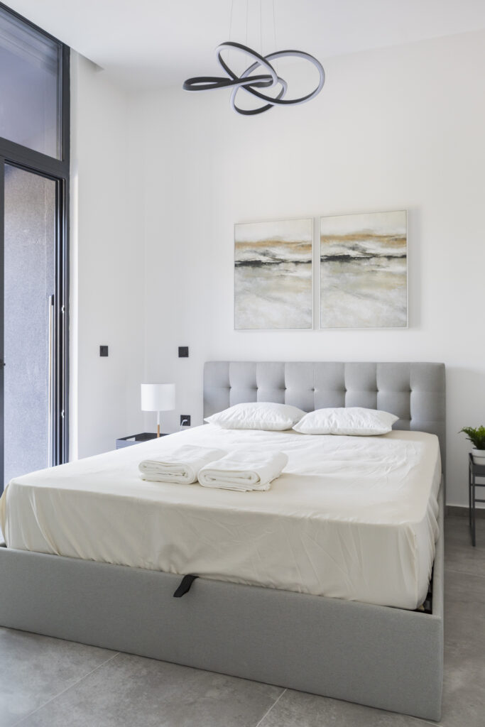 Modern minimalist block staging scheme